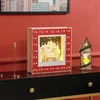 Aosom LED advento kalendorius su kaimo scena, 24 dideli stalčiai, MDF, raudonas, 34 x 7 x 34 cm