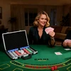 Aosom Pokerio rinkinys, nešiojamas lagaminas, 400 žetonų, 2 kortų kaladės, 5 kauliukai, dalintojo diskas, pagrindas, pilka
