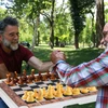 Koduva 90 cm sulankstomas šachmatų stalas su nuimamu kilimėliu