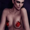 Rianne S Pasties Birds Raudona - Elegant Leather &amp; Feather Priedas