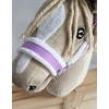 Super Hobby Horse Hobio žirgo kantaras A3 su baltais pūkais ir pavadžiu (balta/violetinė)