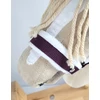 Super Hobby Horse Hobio žirgo kantaras A3 su baltais pūkais ir pavadžiu (balta-vyšninė)