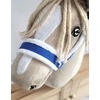 Super Hobby Horse Reguliuojamas kantaras hobi arkliukui – mėlynas su balta pūkine apdaila