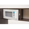 Medinė balta virtuvė su rudos spalvos akcentais ir rašymo lenta