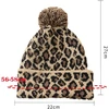 2 dalių megzta kepurė moterims su leopardo rašto burbuliuku, žieminė šilta kepurė, megzta kepurė su gyvūnų raštu, beanie kepurė su bumbulu, beanie kepurė su gyvūnų raštu, leopardo rašto vilnonė kepurė, slidinėjimo kepurė moterims ir mergaitėms