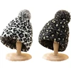 2 dalių megzta kepurė moterims su leopardo rašto burbuliuku, žieminė šilta kepurė, megzta kepurė su gyvūnų raštu, beanie kepurė su bumbulu, beanie kepurė su gyvūnų raštu, leopardo rašto vilnonė kepurė, slidinėjimo kepurė moterims ir mergaitėms
