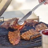 2 vnt. grilio žnyplių su ratukais, 30 cm bbq dešrelių vartymo žnyplės su silikoniniu teptuku ir šluoste, pasukamos bbq virtuvės žnyplės, bbq dešrelių vartymo žnyplės, nerūdijančio plieno ilgos grilio žnyplės