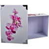 2j 3 originalių orchidėjomis margintų kartoninių dėžių su metaliniais kampais ir rankenomis rinkinys. Labai gražios, didelės, dekoruotos, modernaus dizaino dėžių dydžiai: 38x26.5x14, 40x28.5x15, 42x