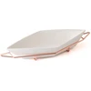 Evviva Company Srl porcelianinis priešpiečių dėžutė su plieniniu stovu, rožinio aukso spalvos, lėkštės matmenys: 40 x 18 cm, rombo formos. Praktiška ir elegantiška, idealiai tinka jūsų stalui.