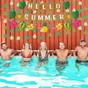 Havajų vakarėlio dekoracija, vasaros vakarėlio dekoracijos, užrašas "hello Summer", havajų tropinio vakarėlio dekoracijos, havajų vakarėlio užrašas Luau vakarėliui prie baseino, paplūdimio vakarėlio dekoracija