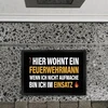 Hier wohnt Ein Feuerwehrmann durų kilimėlis su Trendaffe motyvu