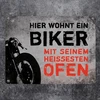 Metalinis ženklas su citata Motorcycle – Čia gyvena baikeris su savo karščiausia orkaite – Šaunus metalinis ženklas iš Trendaffe – Derantis Žr. aprašymus: Biker Motorcycle Rocker Woman Girlfriend Relationship Skardos plokštelės dekoracija arba durų ženklo