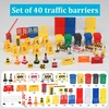 Mostede miniatiūriniai kelio ženklų žaislai, 40 vnt., mini kelio kūgiai, plastikinė tvora, kelio užtvarų ženklai, žaidimų rinkinys, statybvietės ženklas, kelio užtvaros žaislas, skirtas eismo žinių mokymuisi vaikams