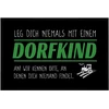 Om3® Juokingas durų kilimėlis su užrašu "leg Dich Niemals mit einem Dorfkind an", skirtas naudoti patalpose, neslystantis ir plaunamas, 60 x 40 cm