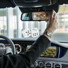 Plušiniai kauliukai automobiliams 1 pora retro pliušiniai kauliukai 6 cm kvadratinis automobilio pliušinis kubas galinio vaizdo veidrodėlio pakabinamas kubas automobilio aksesuarai pūkuotas pliušinis kubas automobilio veidrodėlio aksesuarai (balti)