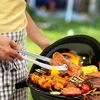 Roysmart pasukamos Bbq žnyplės, žnyplės kepimui, nerūdijančio plieno pasukamos kepsninės žnyplės su ratukais, Bbq dešrelių vartymo žnyplės vakarėliams, sodams