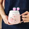Rožinis puodelis, mielas braškinis puodelis su dangteliu ir šaukšteliu, keraminis kavos puodelis, kawaii puodelis arbatai, pienui, moteriai, mergaitei, studentei, korėjietiško stiliaus, 450 ml, kalėdinė, gimtadienio dovana (didelė braškė)