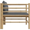 Sodo sofa su tamsiai pilkomis pagalvėlėmis, bambukas