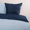 Tom Tailor satininis patalynės komplektas 80 x 80 cm + 135 x 200 cm, 100% medvilnė/satinas, su dviguba siūle ant pagalvės, reversinis motyvas ir spalvotas prekės ženklo užtrauktukas, dviejų tonų vienspalviai mėlyni atspalviai (tamsiai mėlyna ir žydra)