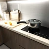 Totio sidabro spalvos nerūdijančio plieno tekstūros lipnūs tapetai, atsparūs vandeniui ir aliejui, aliuminio folijos metalo išvaizdos vinilo lipni plėvelė, blizgi, stora, 40 cm x 9 m, virtuvės stalviršio danga, viryklė