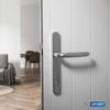 Xfort Uros Upvc poliruoto chromo durų rankena (pz 92 mm, 211 mm atstumas tarp varžtų skylių, 243 mm bendras ilgis) ilga aliuminio pagrindo plokštė Upvc priekinių durų rankena