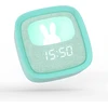 Žadintuvas su naktine lempute Billy Clock - vaikiškas žadintuvas Rabbit - priekinis audinys - švelnus silikoninis rėmelis - skaitmeninis šviesos žadintuvas su data, laiku ir 3 žadintuvo funkcijomis - reguliuojamas