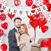 1000 raudonų rožių žiedlapių su užrašu "marry Me", raudoni širdies formos balionai, raudoni ir balti širdies formos balionai vestuvių pasiūlymo dekoracijoms, Valentino dienos dekoracijos