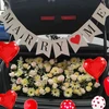 1000 raudonų rožių žiedlapių su užrašu "marry Me", raudoni širdies formos balionai, raudoni ir balti širdies formos balionai vestuvių pasiūlymo dekoracijoms, Valentino dienos dekoracijos