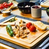 Sumuštinių keptuvas Dunedesign raclette rinkinys 2 asmenims su mentele - 30 x 22 cm raclette lenta, medinė mentelė - raclette keptuvės padėkliukas, mediniai priedai raclette, medinė lenta, padėkliukas raclette keptuvei