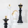 Navaris dekoratyvinė šachmatų figūrėlė Raitelis balta - dekoracija lentynai, biuro baldams - 14.2 x 11.4 x 27 cm - šachmatų figūra - lentynos dekoratyvinė skulptūra - arklys pagamintas iš dervos