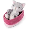 Nici Minkštas žaislas miegantis kačiukas 12 cm pilkas rožiniame/violetiniame krepšelyje