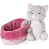 Nici Minkštas žaislas miegantis kačiukas 12 cm pilkas rožiniame/violetiniame krepšelyje