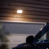 Philips Hue Baltas Welcome prožektorius (2 600 lm), reguliuojamo ryškumo lauko sieninis šviestuvas, skirtas Hue apšvietimo sistemai su šilta ir šalta balta šviesa, išmanusis apšvietimo valdymas balsu ir programėle, juodas