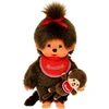 Sekiguchi 242184 Original Monchhichi mergaitė su Mini Monchhichi, pliušinis žaislas su raudonu seilinuku ir kaspinu plaukuose, apie 20 cm dydžio minkštas žaislas pagamintas iš rudo pliušo