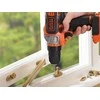 Black+Decker Multievo įrankis prislukant lango rėmą