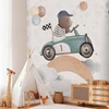 Fototapetai - Meškiukas lenktyniniame automobilyje