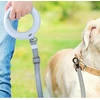 Doggy Village LUMINOUS Pavadėlis – stiprus 3 viename pavadėlis su LED žibintuvėliu, spalvotu rankenos apšvietimu ir higieninio maišelio dozatoriumi vidutiniams ir dideliems šunims, baltas