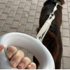 Doggy Village LUMINOUS Pavadėlis - Tvirtas 3 viename pavadėlis su LED žibintuvėliu, spalvotu rankenos apšvietimu ir higieninio maišelio dozatoriumi vidutiniams ir dideliems šunims, rožinė