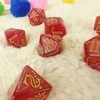 Kauliukų Rinkinys - Q-WORKSHOP Llama Kauliukų 7 Kauliukai Plastikas Auksiniai Įrašai Avietinė