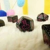 Dėlionė Q Workshop Žaidimų Kauliukų Rinkinys - Llama Spitty 7 Juodi Blizgantys Kauliukai su Purpuriniais Akcentais
