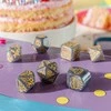 Dėlionė Žaidimų Kauliukų Rinkinys - Confetti Q-WORKSHOP Su Gimtadieniu 7 Kauliukai Plastikiniai Pilki Auksiniai
