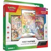 Kolekcionuojamų Kortų Žaidimas - Pokémon First Partner Iliustracijų Kolekcijos Dėžutė, 3 Promo Kortos, 2 Booster Pakuotės, Daugiaspalvė