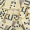 Manopoulos Prabangus domino rinkinys juodame mediniame dėkle – elegantiška dovana