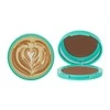 I Heart Revolution skanios kavos bronzantai kompaktiška pudra „Macchiato“ 6,5 g