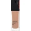 „Shiseido Synchro Skin Radiant Lifting“ skystas makiažo pagrindas, 310 Silk SPF 30, 30 ml