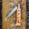 Peilis „Opinel“ Nr.8 su slidinėjimo motyvais graviruota buko rankena