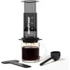 Aeropress Clear kavinukas su priedais ruošiant kavą