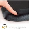 Fellowes PlushTouch juoda - priešais klaviatūrą
