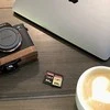 Transcend 64GB atminties kortelė šalia fotoaparato