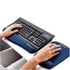 Fellowes PlushTouch mėlyna - priešais klaviatūrą
